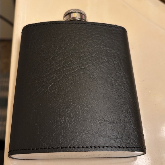 Penguin Pocket Flask - Picture 4 of 4